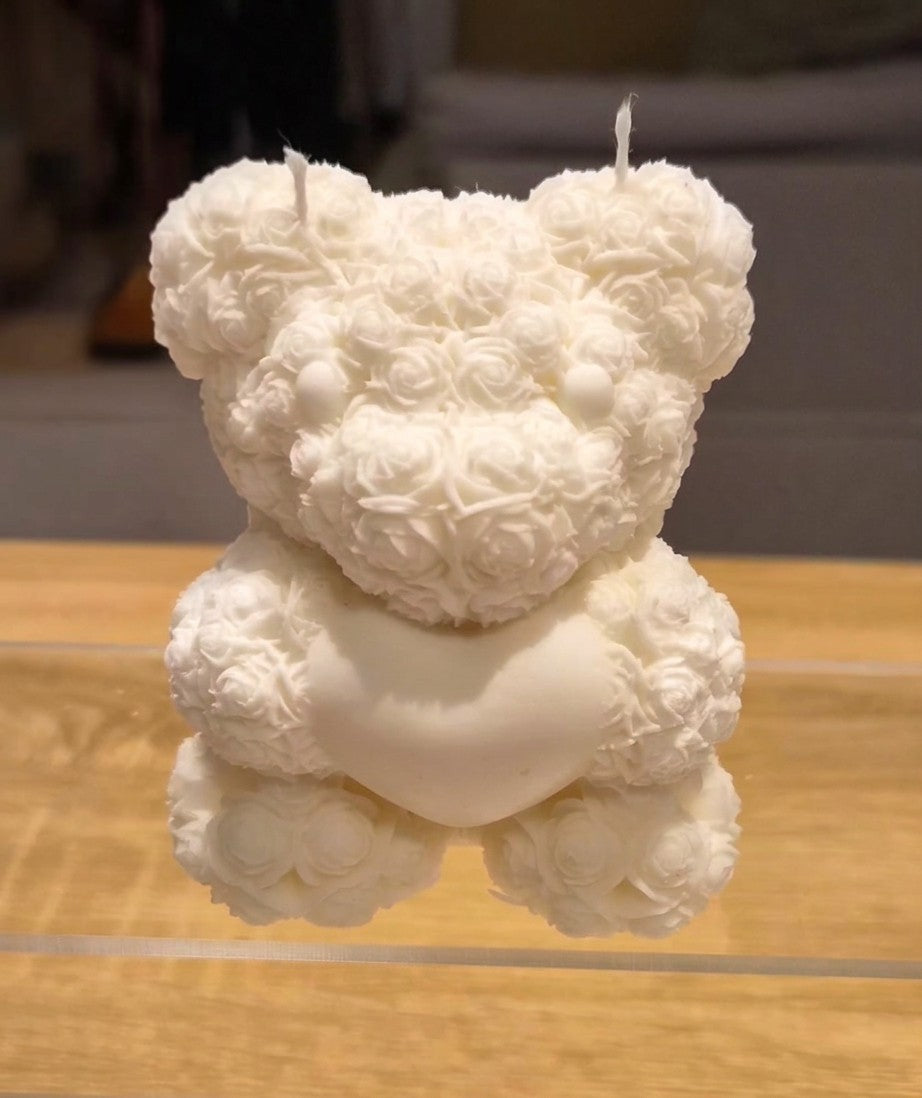 Bougie ourson sculpté de fleurs tenant un cœur, parfumée et faite main en cire de soja - L'instant Fondant