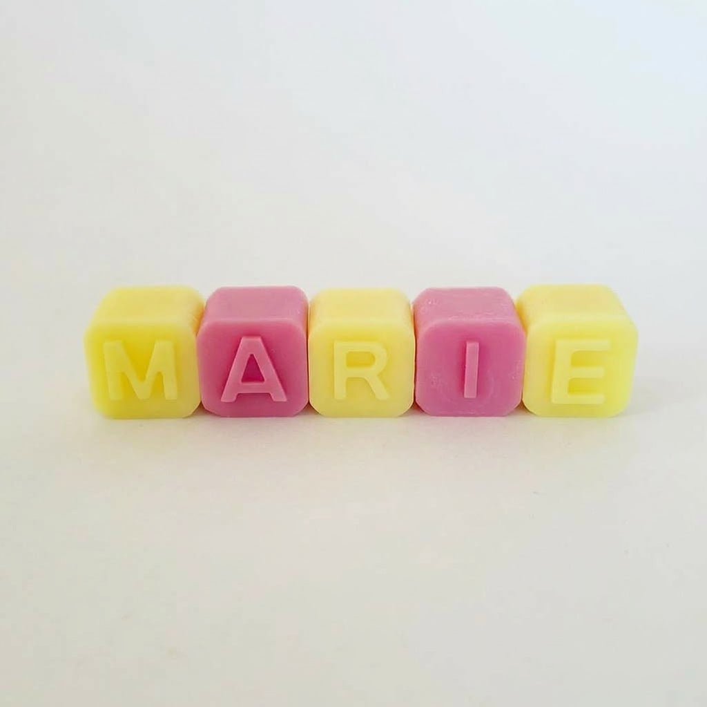 Prénom en fondants parfumés moulés à la main, une lettre par fondant - L'instant Fondant